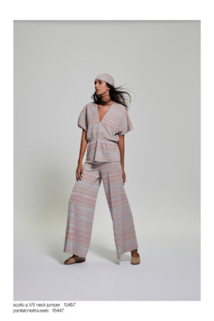 Art. 15457 Scollo a V/V neck – Art. 15447 Pantalone/Trousers